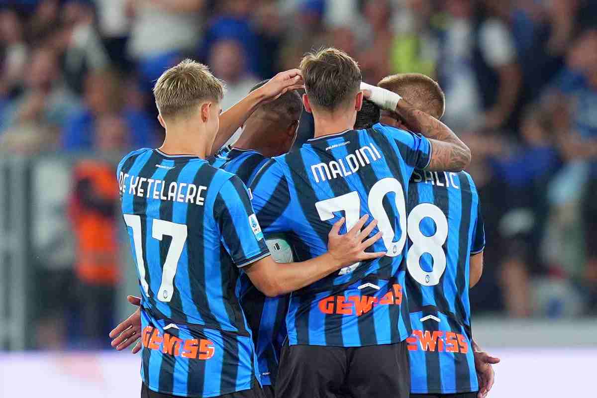 Giocatori Atalanta esultano