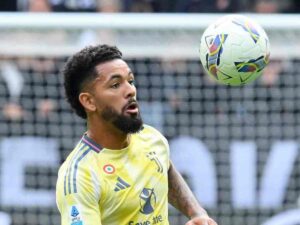 Douglas Luiz in azione con la maglia della Juventus