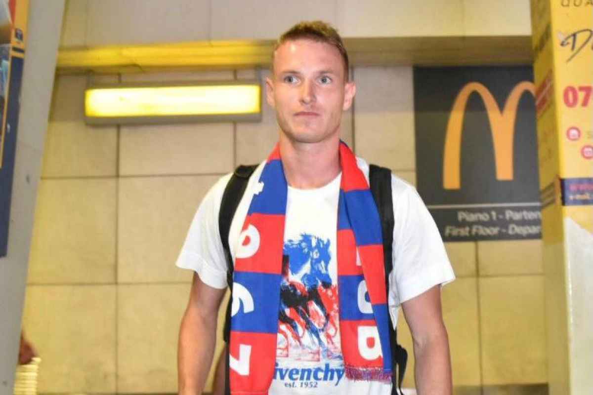 Jakub Jankto con la sciarpa del Cagliari