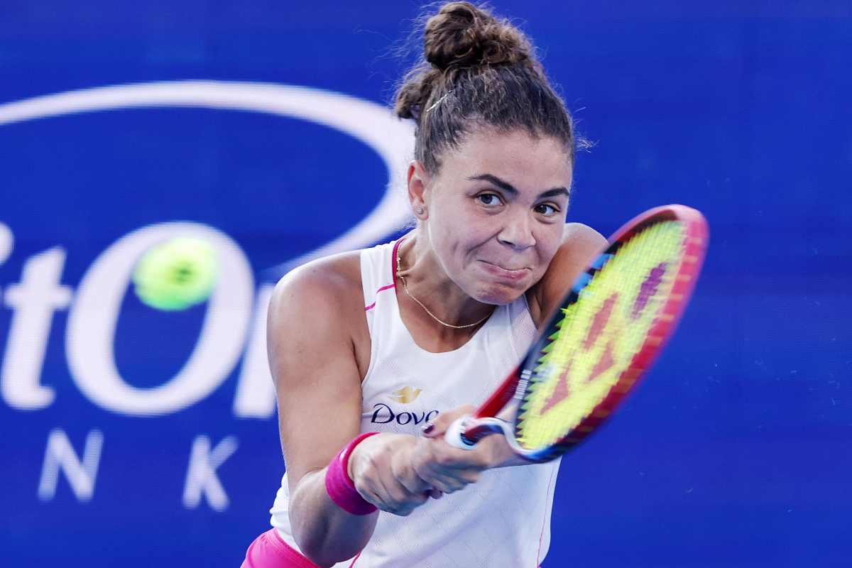 Jasmine Paolini colpisce la pallina da tennis