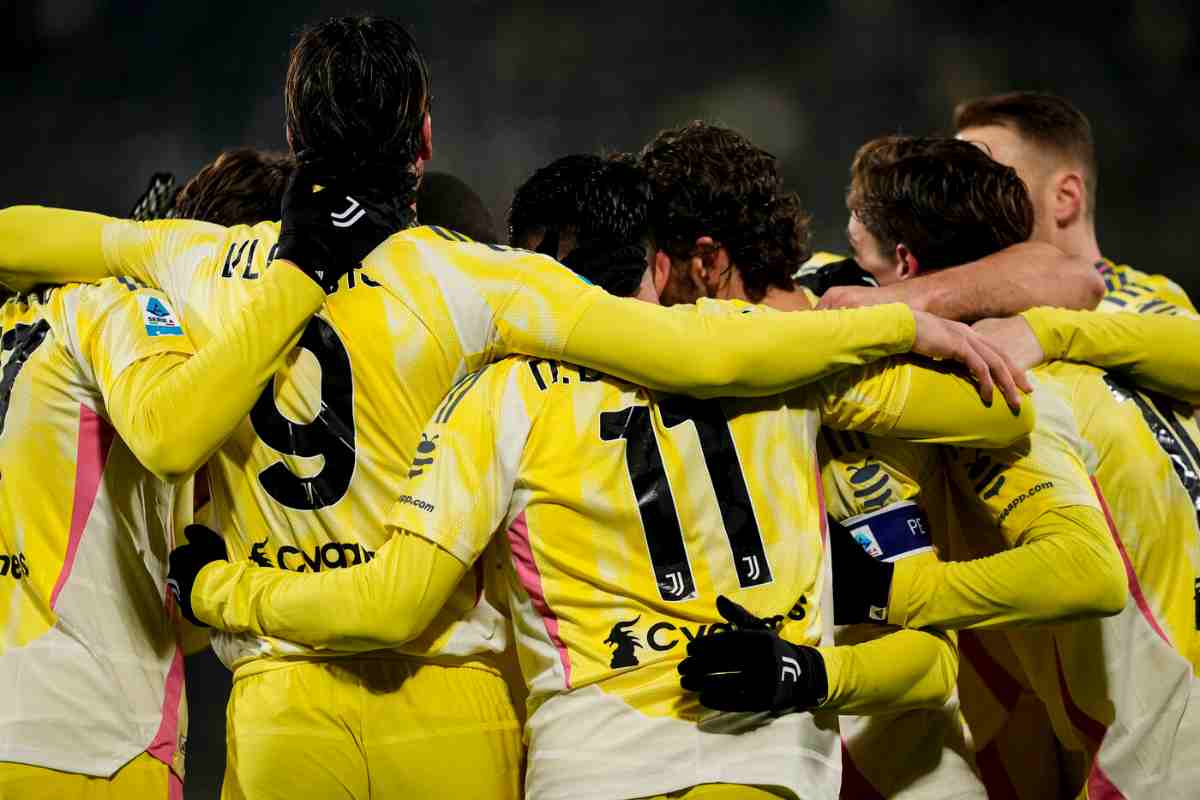 Giocatori Juventus si abbracciano