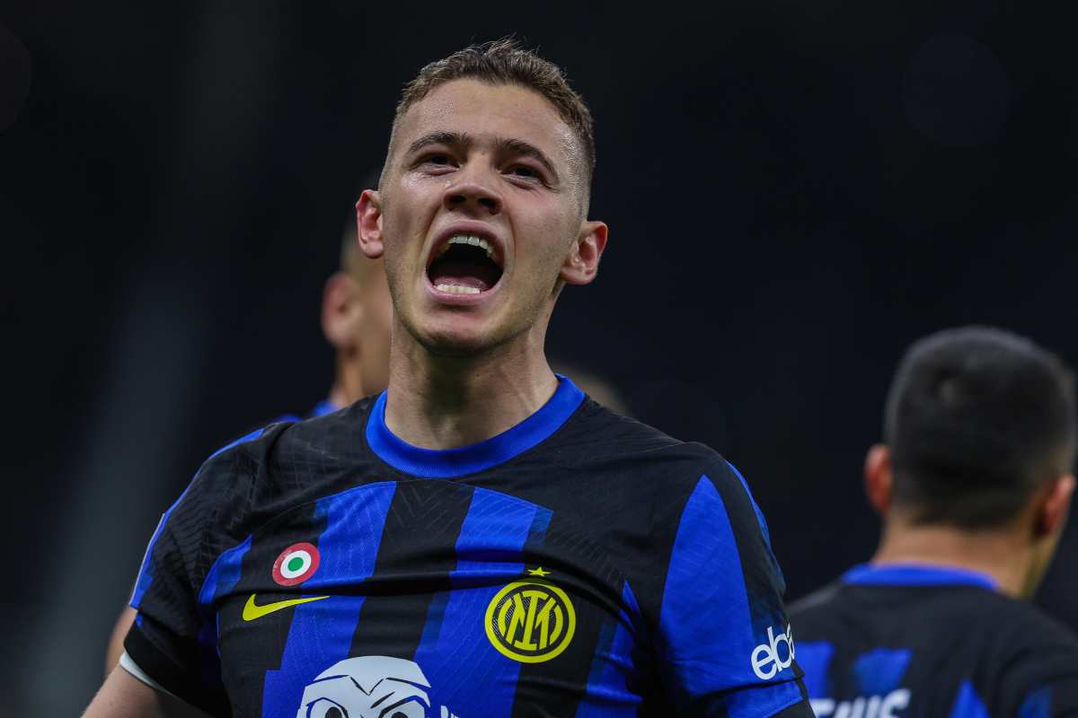 Kristjan Asllani urla in campo dopo un gol