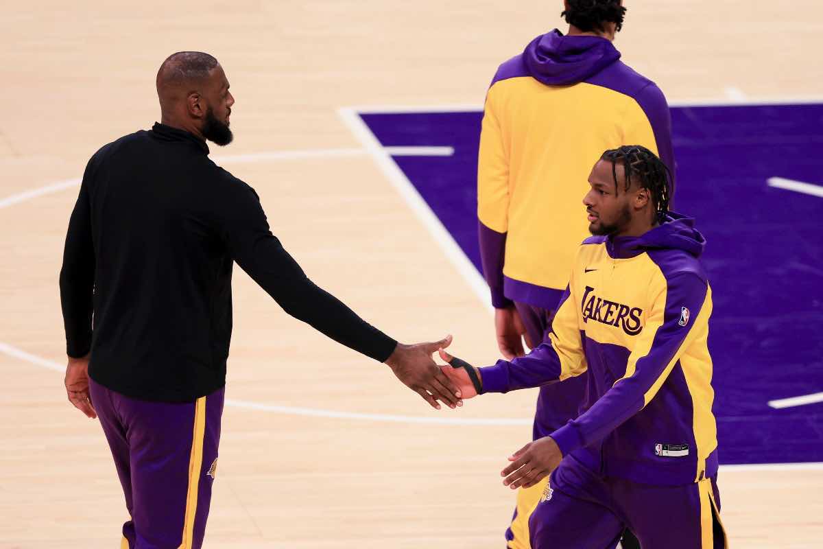 LeBron e Bronny James in campo
